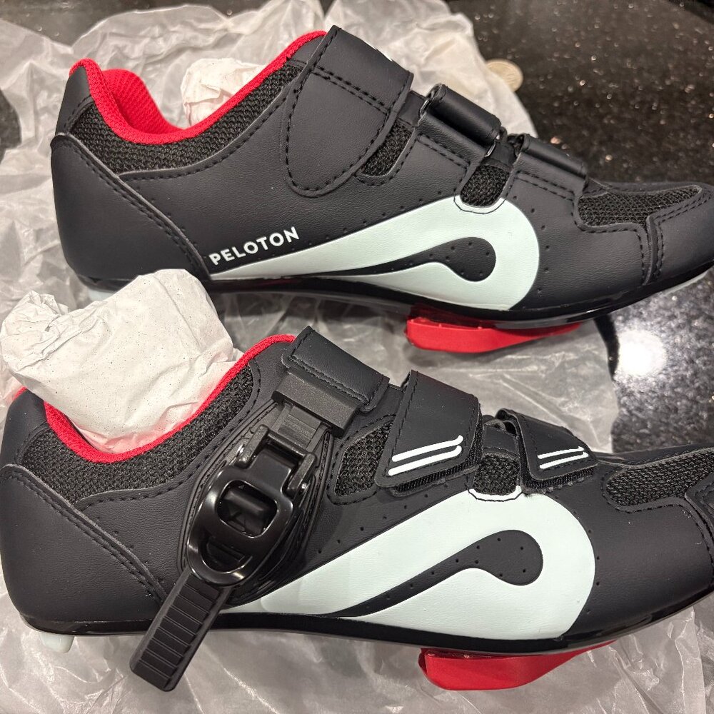 Like New Peloton cycling shoes sz 39 w/ tool
